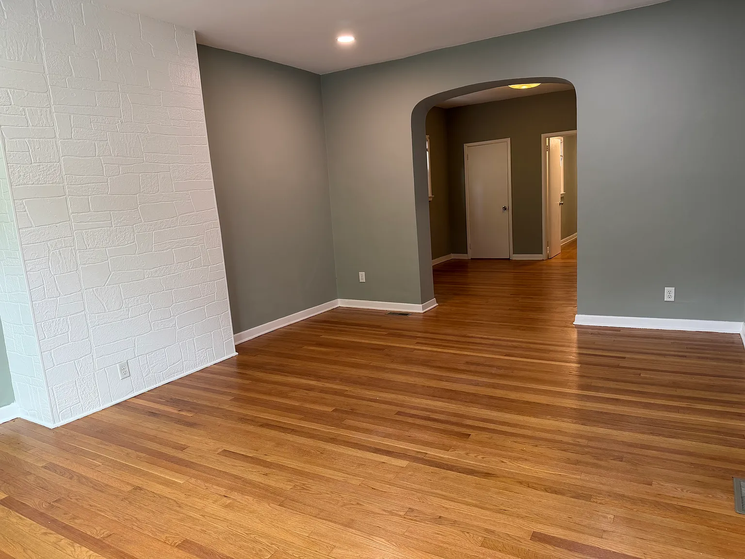 2 bed, 1050 sqft, $2,500 — Photo 2
