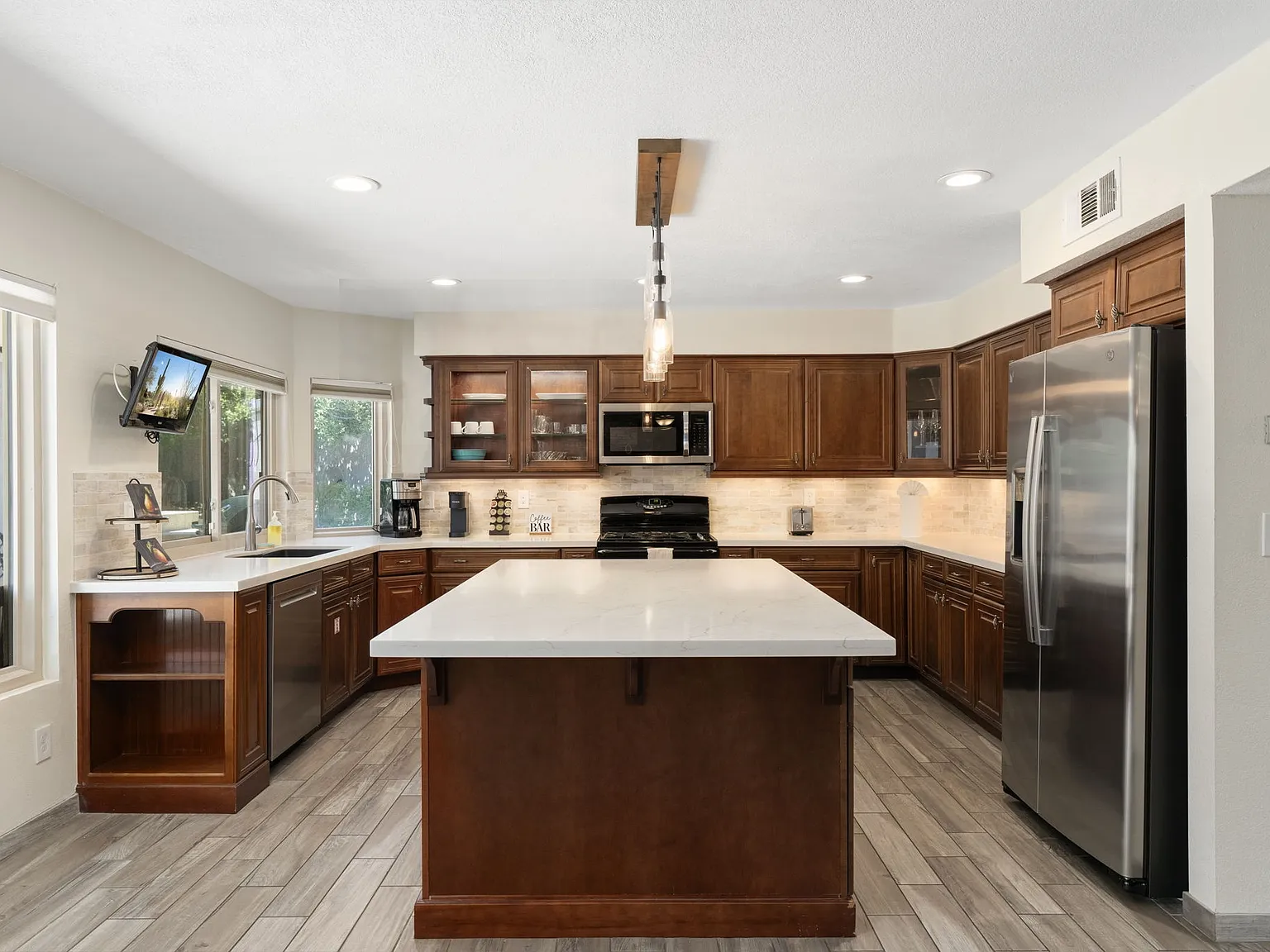 4 bed, 2.5 bath, 2682 sqft, $5,500 — Photo 3