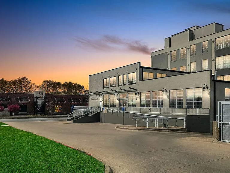 RIVERWALK LOFTS — Photo 2
