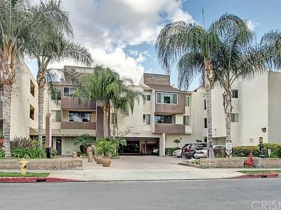 5325 Newcastle Ave Encino Ca Apartments For Rent Zillow