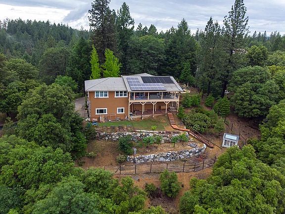 Aerial of back/garden/tiers