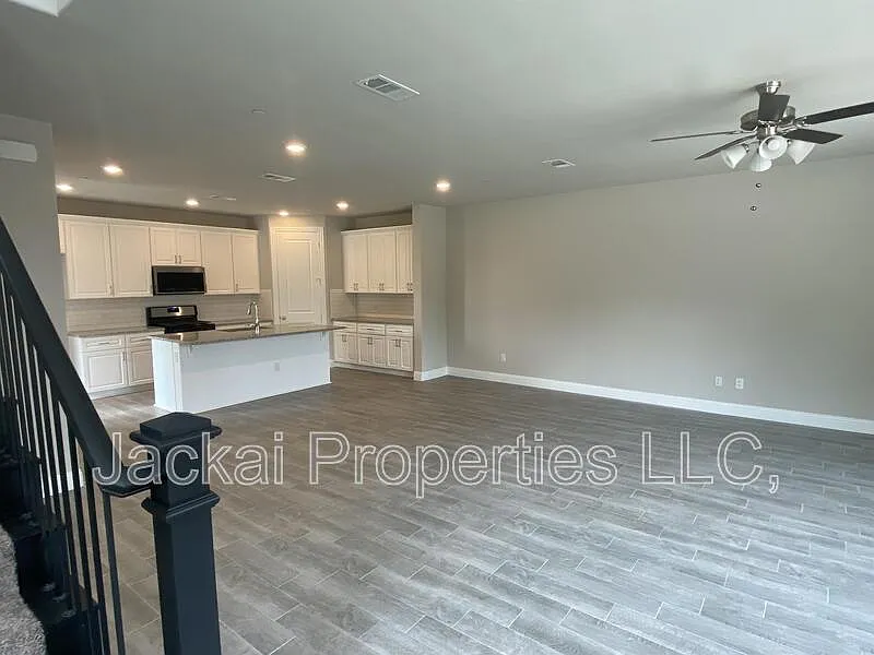 3 bed, 2.5 bath, 2100 sqft, $2,695 — Photo 3