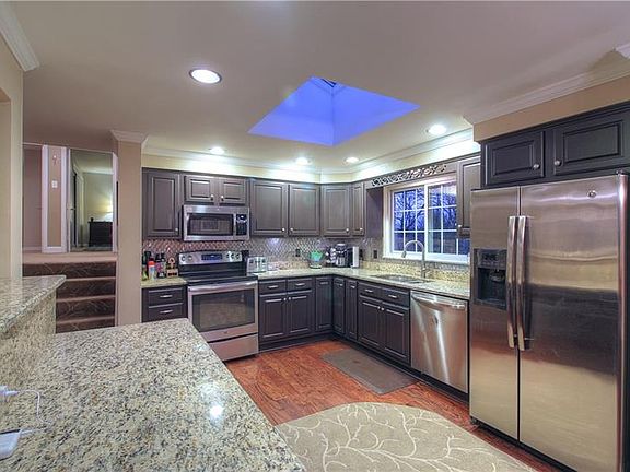 4th image of 2443 Maryland Dr