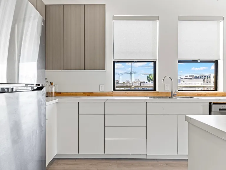 Experience luxury and sophistication with our full-size sink and European cabinet - the perfect combination for a stylish and functional kitchen design