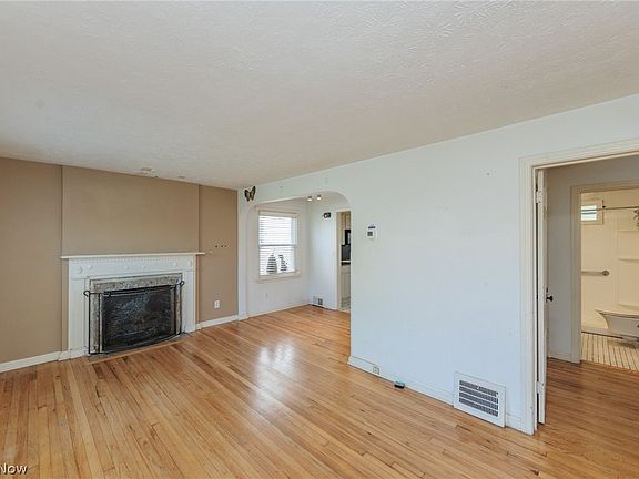 3rd image of 1883 Maywood Rd
