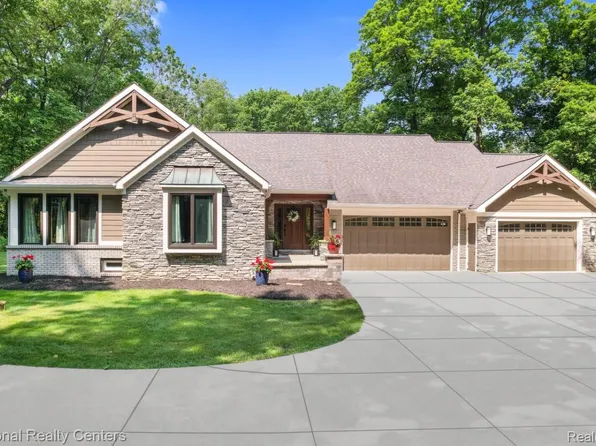 11500 Lisa Lori Ln, South Lyon, MI 48178