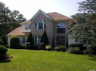 2 Drumlin Ct, Medford, NY 11763