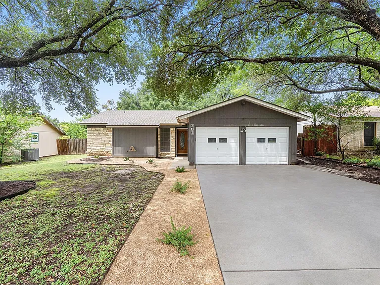 701 Riverwood Dr — Photo 2