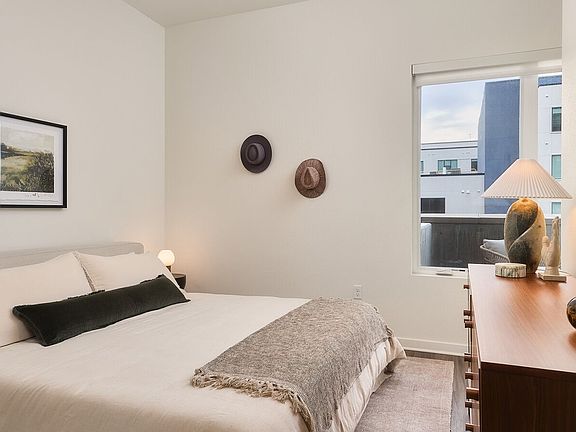 4th image of 225 E Cimarron St #702