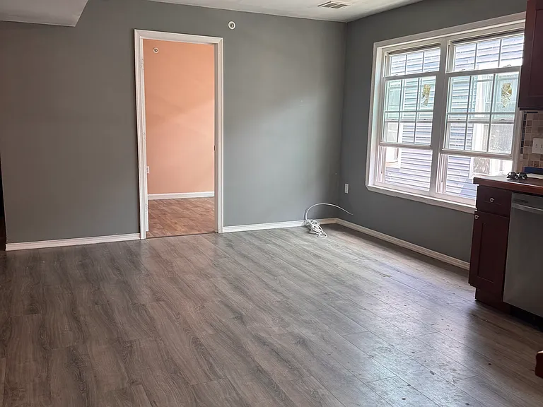 238-240 Maple St #5 — Photo 10