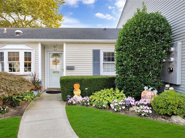 22 Harbor #22, Amityville, NY 11701