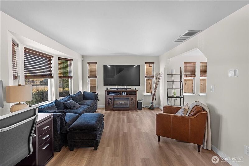 3rd image of 1506 S Cushman Avenue