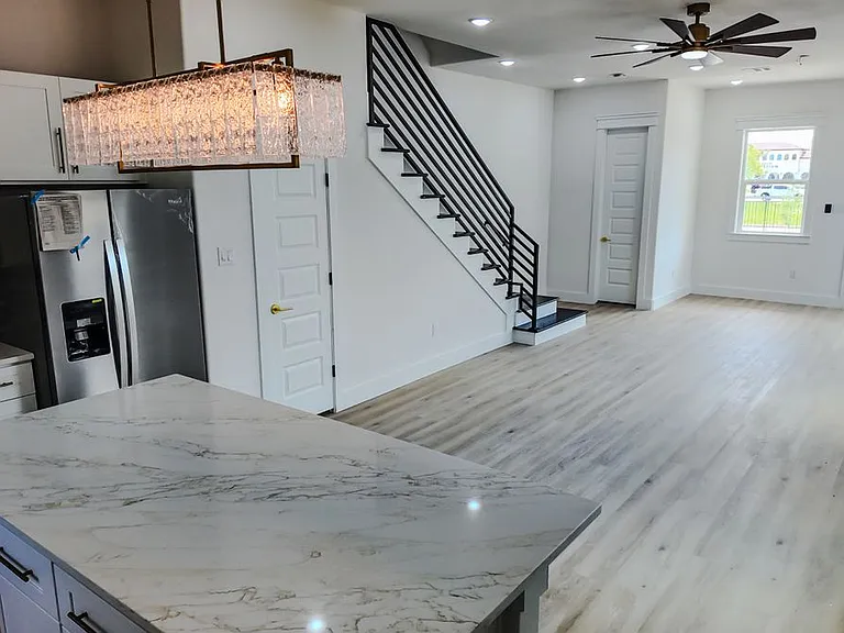 823 N Loop #A — Photo 34