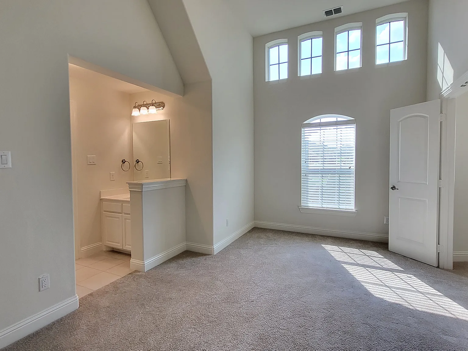 4 bed, 3.5 bath, 3820 sqft, $3,500 — Photo 2