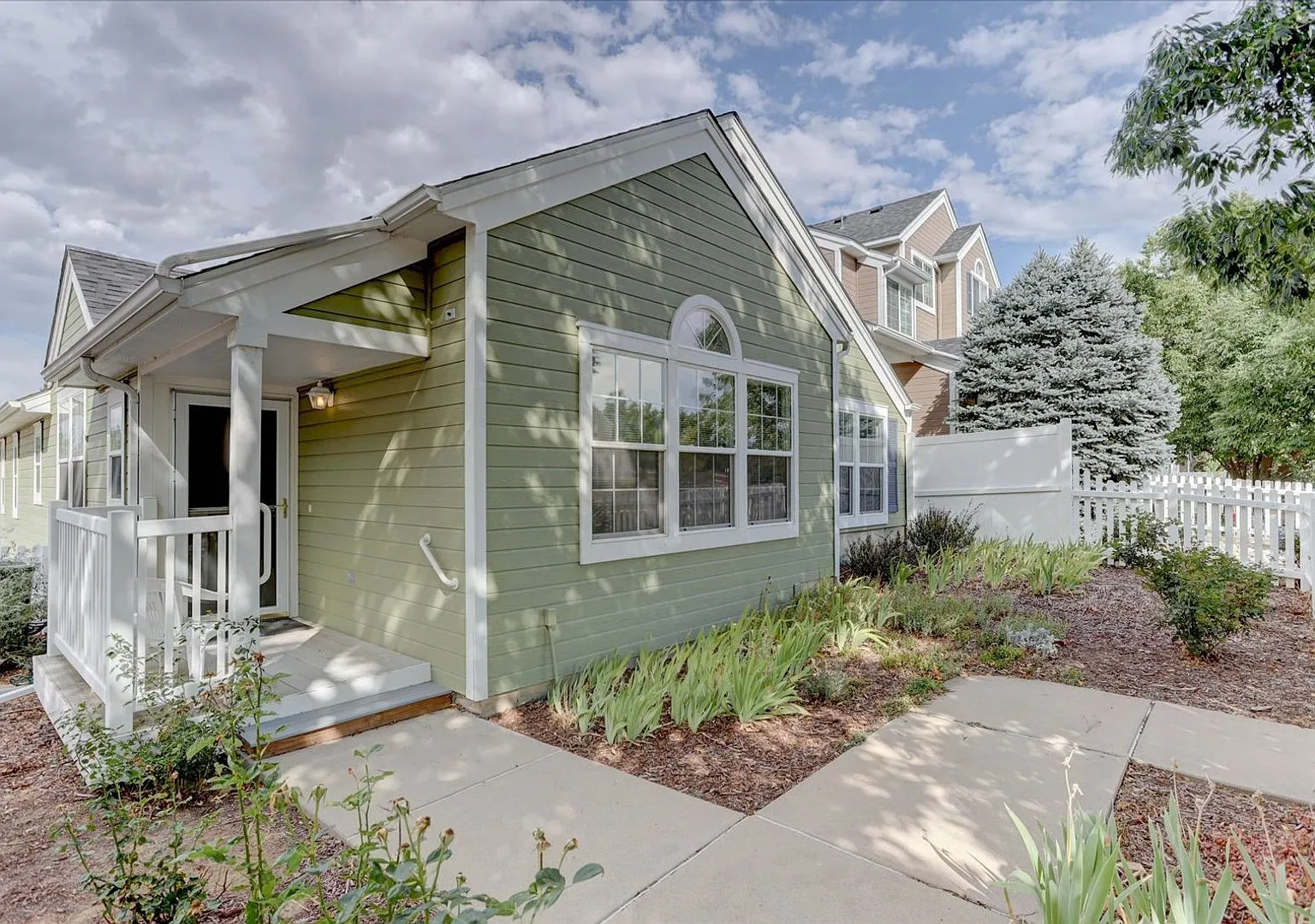 South-Facing End-Unit Ranch Townhome for Rent Indian Peaks — Photo 1