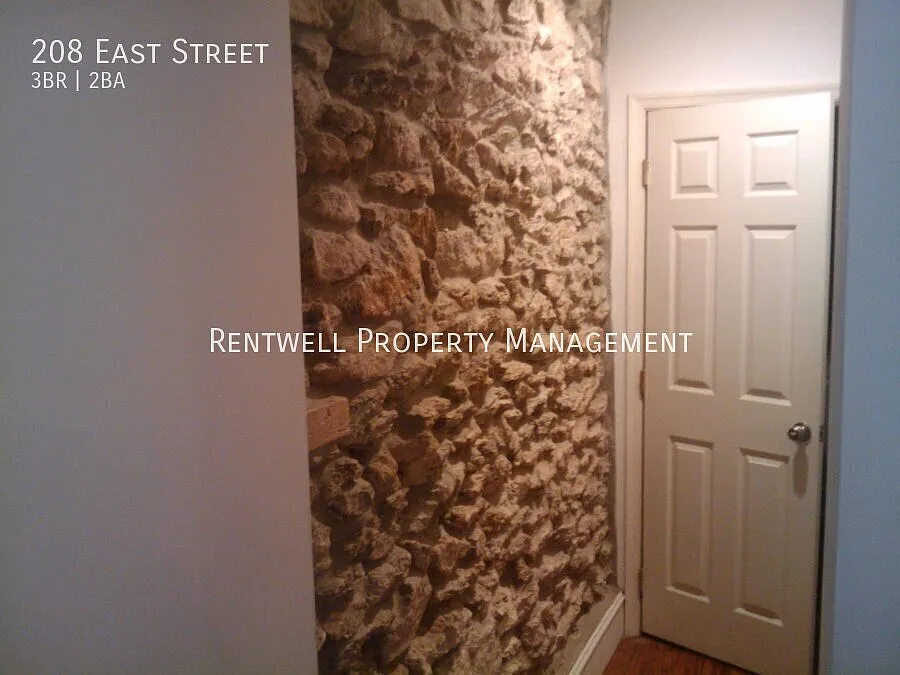 3 Bedroom Renovated Townhome with Charming Finishes — Photo 3