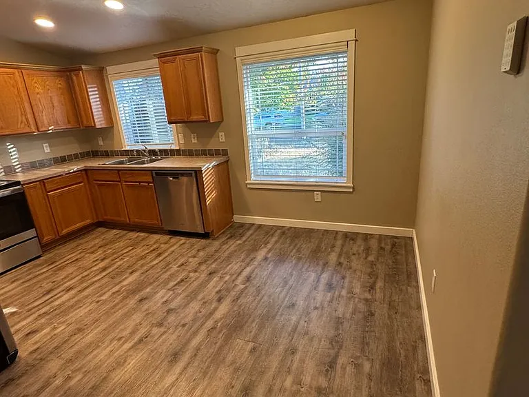 735 Trinity St NE — Photo 3