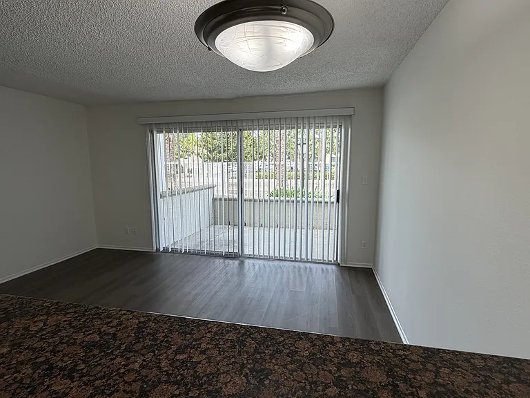 Versailles on the Lake Apartments — Photo 68