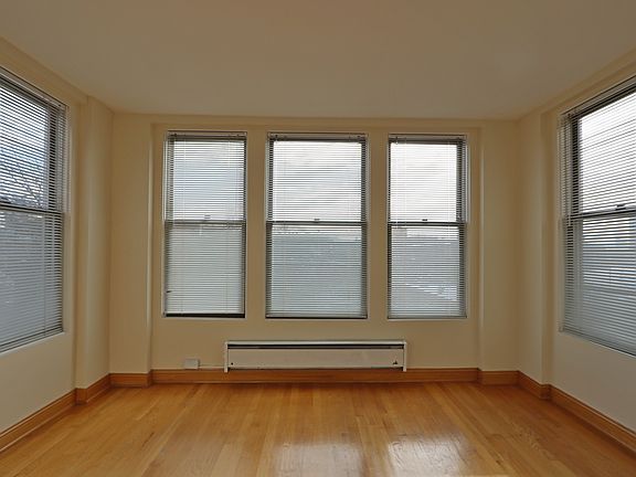 3rd image of 918 W Buena Ave APT 3
