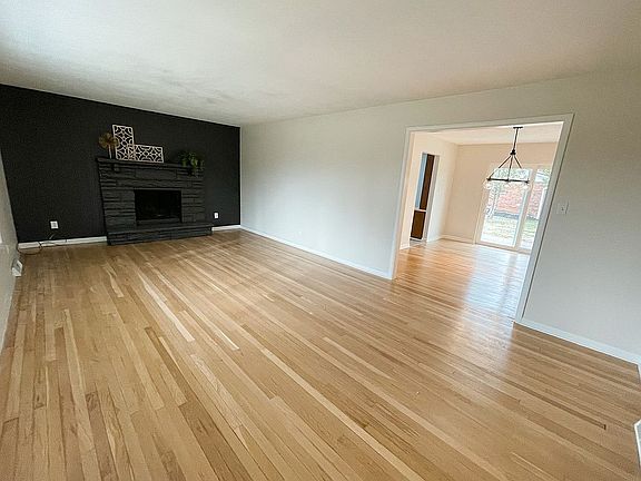 5th image of 221 Maplewood Ests