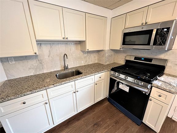 New Kitchen with shaker cabinets, granite counter-tops, ceramic backsplash, & stainless appliances