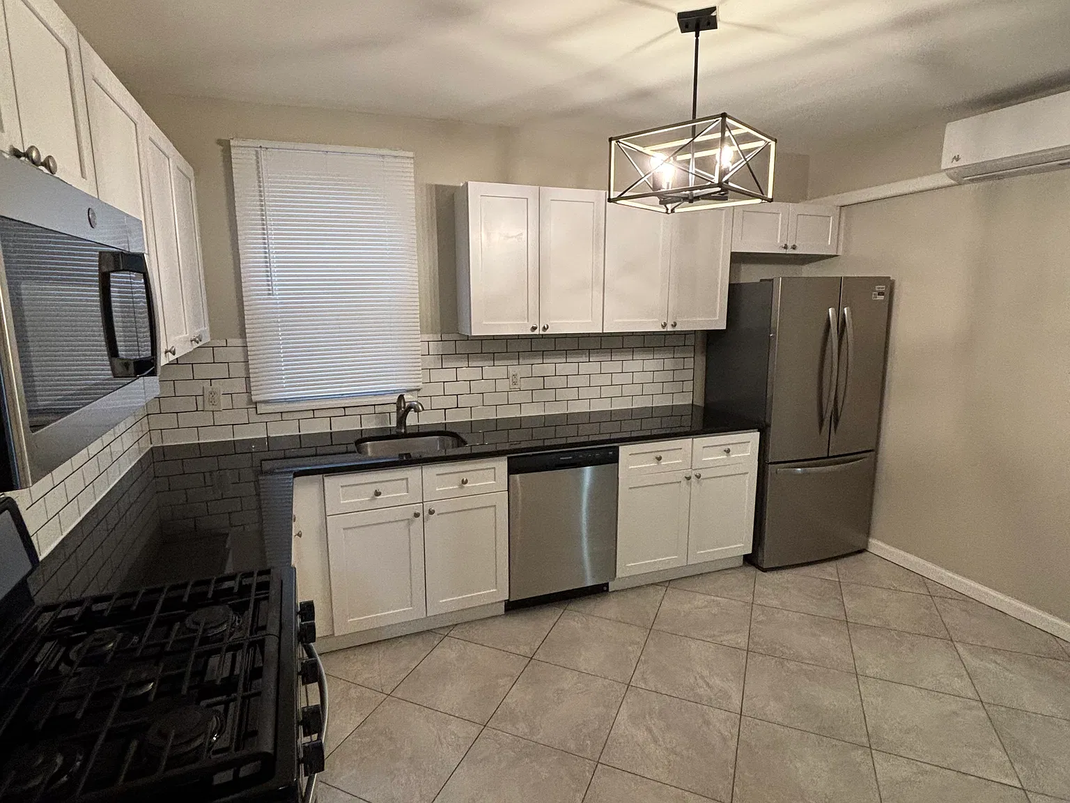 3 bed, 3400 sqft, $2,350 — Photo 3