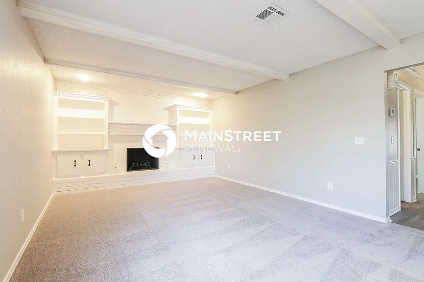 1113 N Patterson Dr — Photo 2