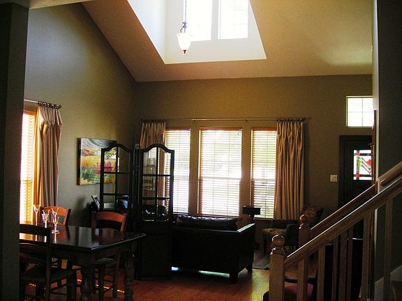 Great floorplan! High ceilings!