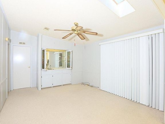 4th image of 916 Balsam St