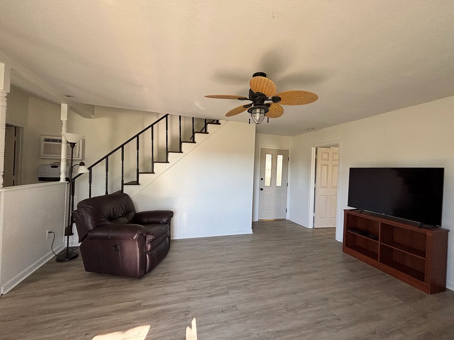 2 bed, 1.5 bath, 904 sqft, $1,400 — Photo 3