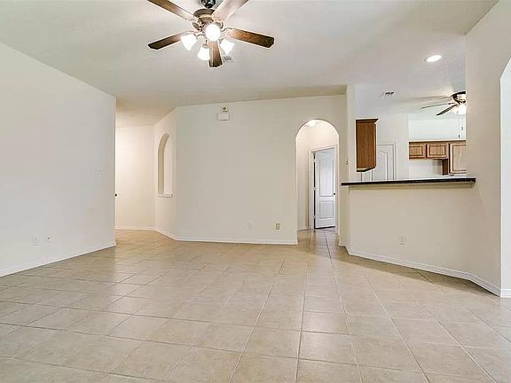 5th image of 711 Valley Mills Dr