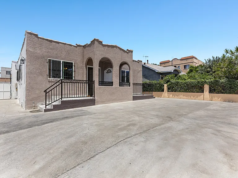1181 N Berendo St — Photo 14