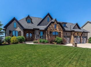 3218 Crow Lake Dr, Bettendorf, IA 52722