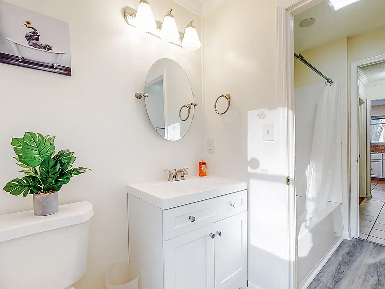 Main level full bathroom