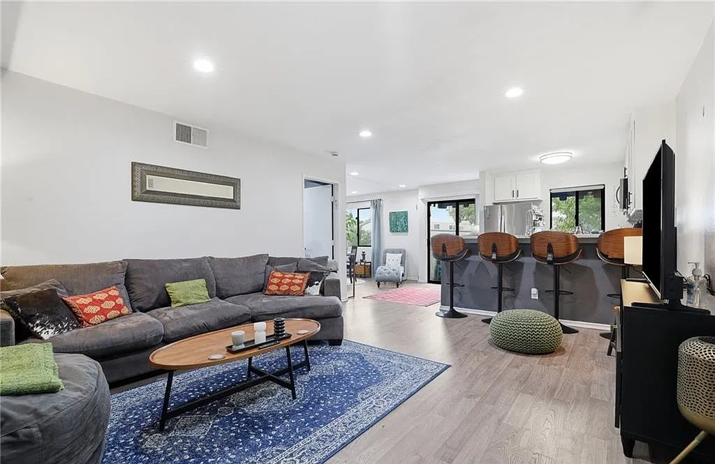 2 bed, 1009 sqft, $2,700 — Photo 1