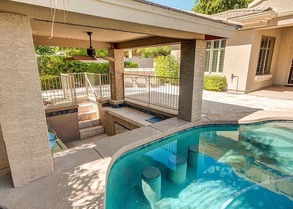 Amazing pool/BBQ/Bar area