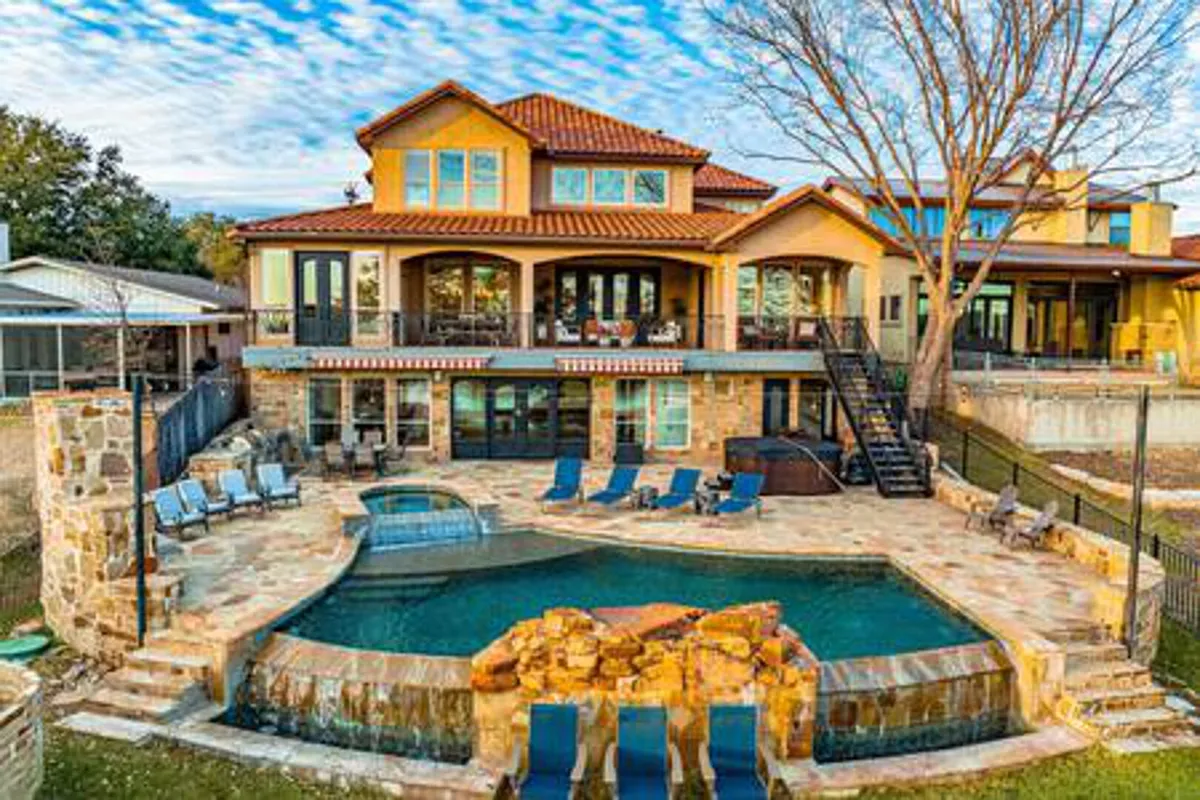 Building Photo - River Oaks Dr