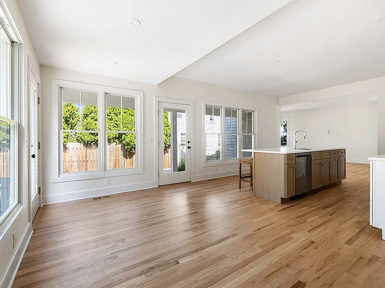 130 Bay Ave — Photo 18