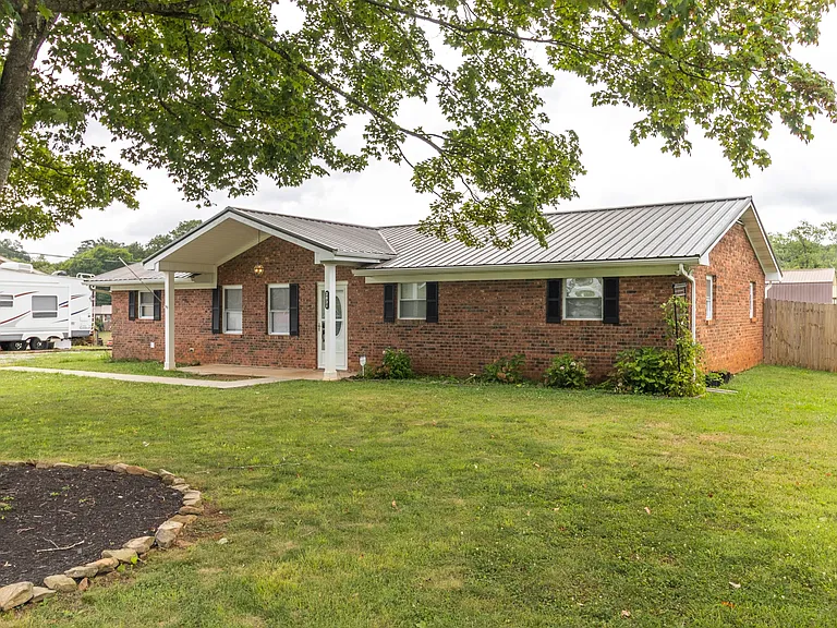 2821 Vicksburg Ln — Photo 3