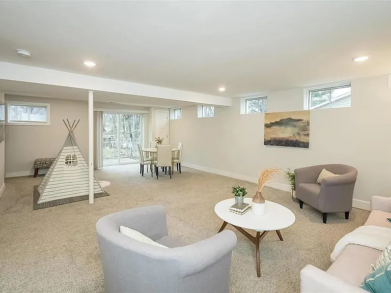 801 Clover Ln — Photo 9