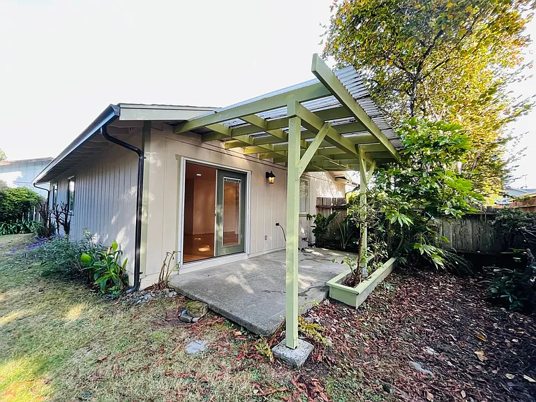 3062 Girard Ct — Photo 17