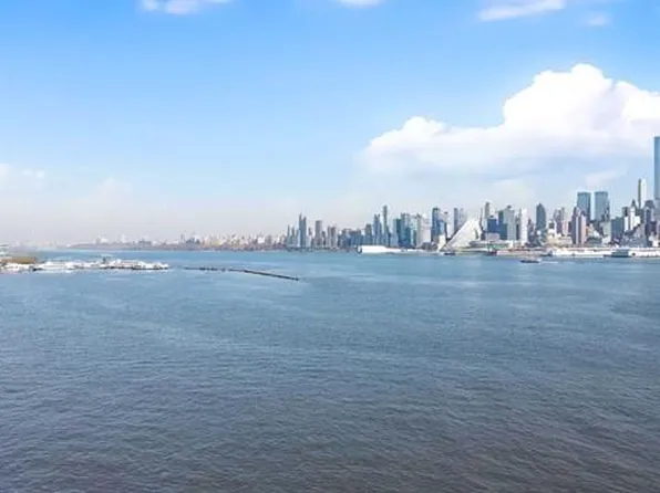 150 Henley Pl, Weehawken, NJ 07086