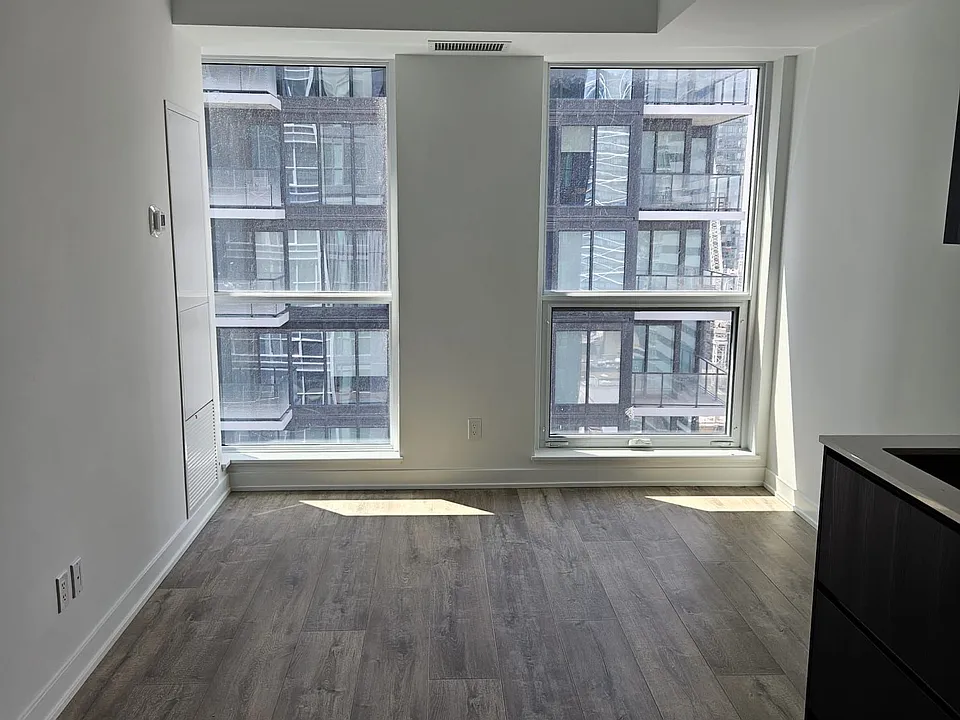 327 King St W #2205