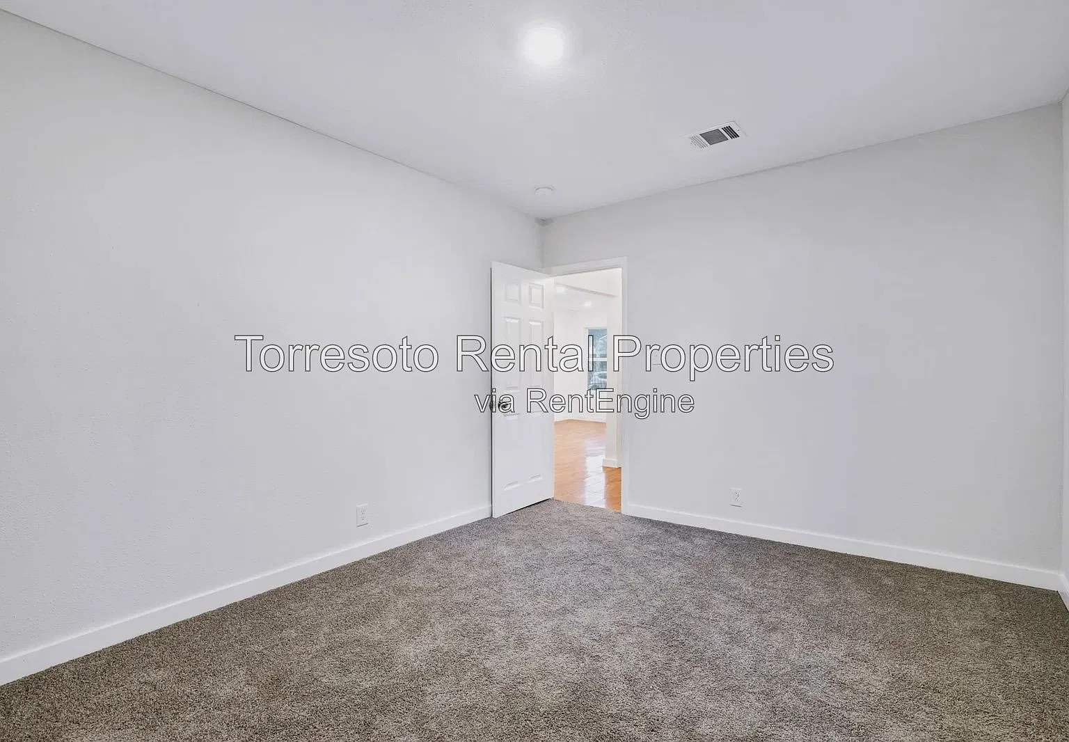 2 bed, 1.0 bath, 1472 sqft, $1,300 — Photo 2