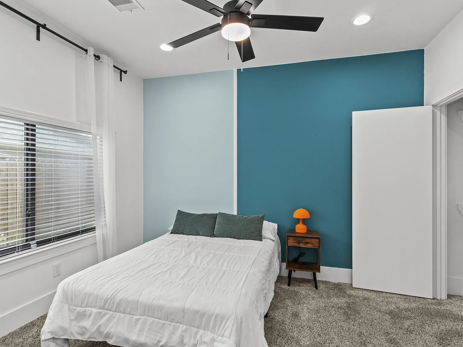 4 bed, 4.0 bath, 2322 sqft, $771 — Photo 2