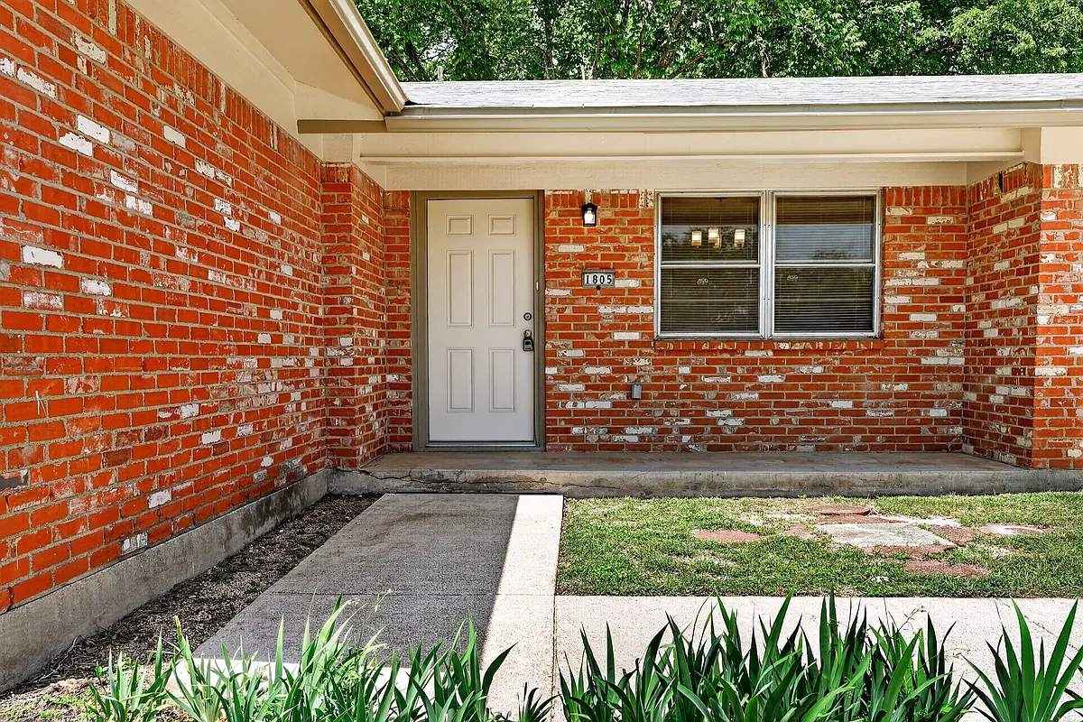 Building Photo - 1805 Clarawood Dr