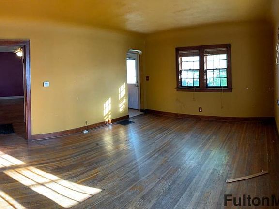 4th image of 213 E 6th St