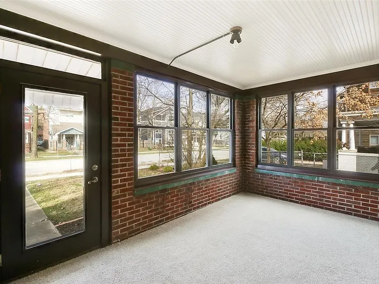 713 W Green St — Photo 2