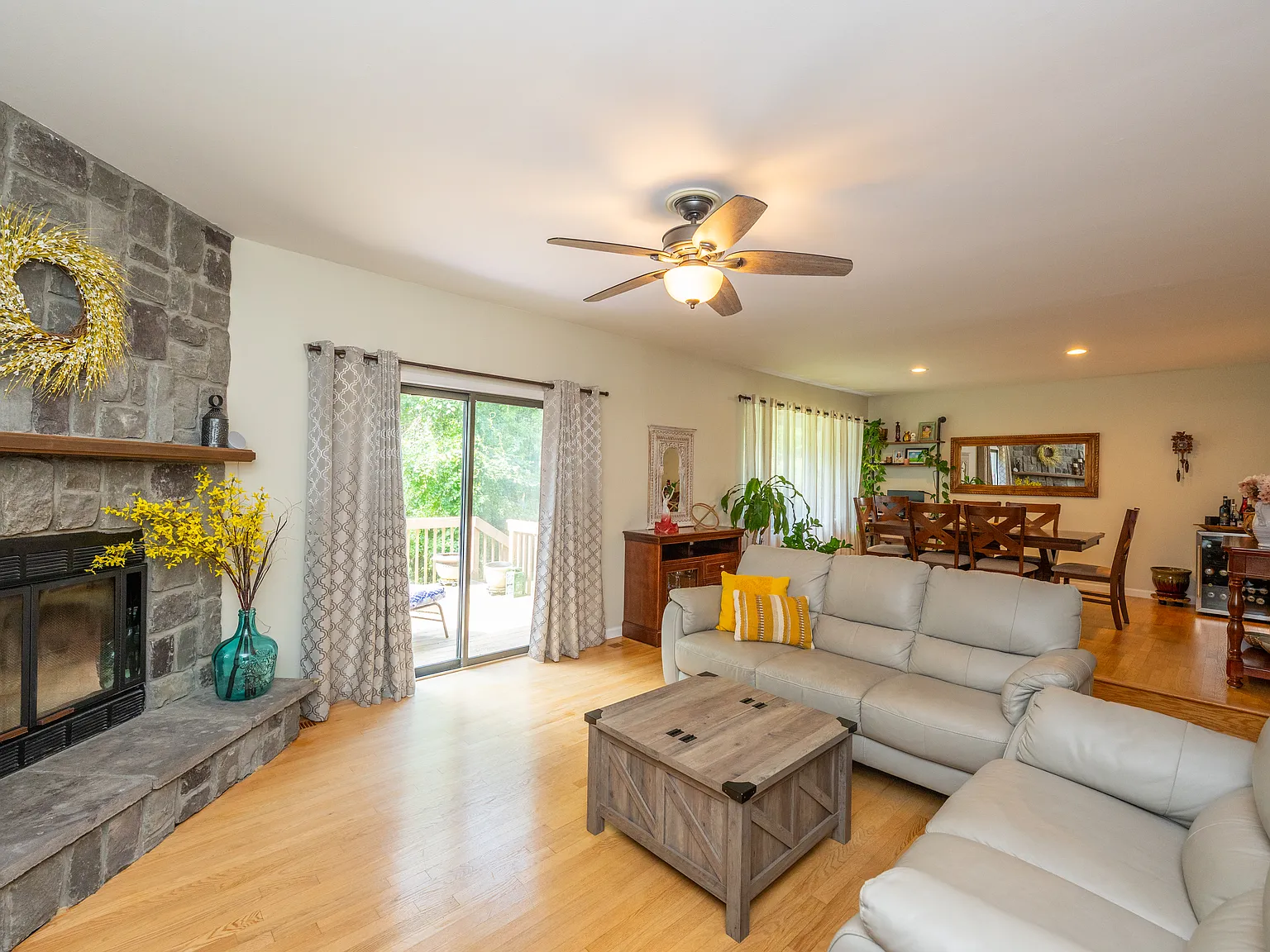 3 bed, 2.5 bath, 1684 sqft, $3,950 — Photo 4