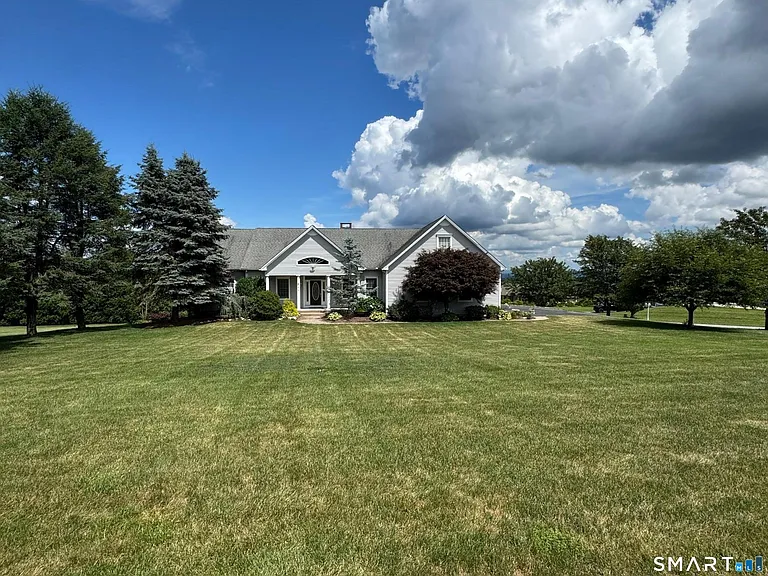 556 Hill St — Photo 26